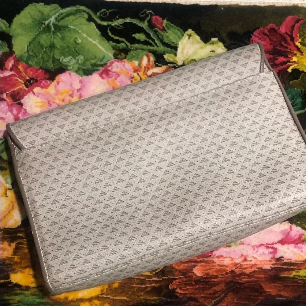🦆Liz Claiborne Tan Accessory with Leather Trim🔺